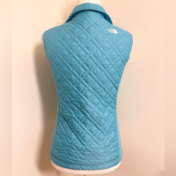 Pretty North Face lightweight puffer vest! - Picture 5 of 11